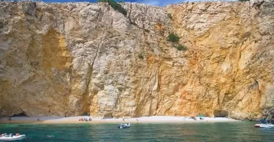 3,5h Wild Bays: Swim & Snorkel with Capt. Bobo (Public) - Small caves and the little dinghy