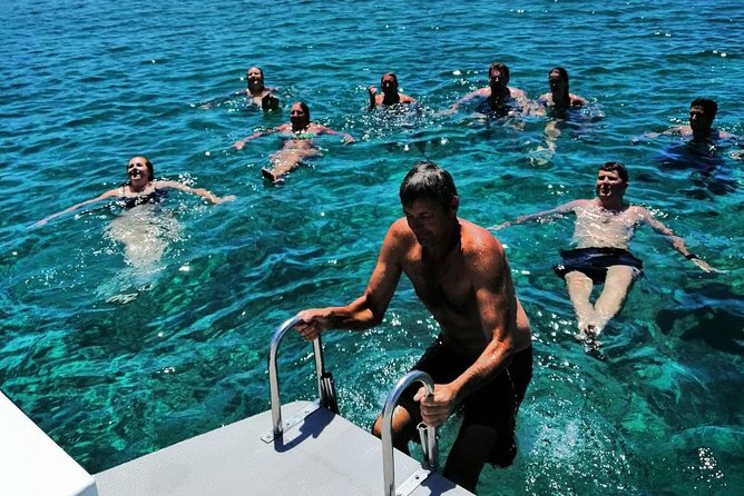 Blue cave and Hvar - 5 Islands speedboat tour from Split - Boat comfort, crew service, and what is included