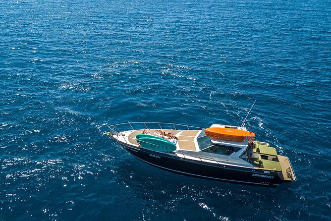 Blue & Green cave tour with yacht from town Hvar - Boat comfort and included equipment