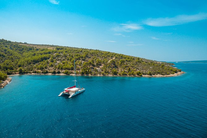 Blue Lagoon, Trogir & Čiovo catamaran tour with Food and Drinks - Čiovo and Fumia Bay: lunch beside the water
