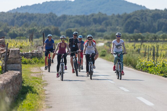 Cycle Hvar Tour - Crossing the UNESCO-Protected Stari Grad Plain