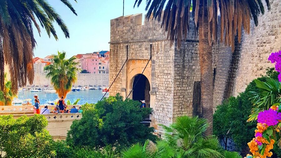 Dubrovnik: 1.5-Hour Guided Old Town Walking Tour - Onofrio’s Fountain and the practical side of old Dubrovnik