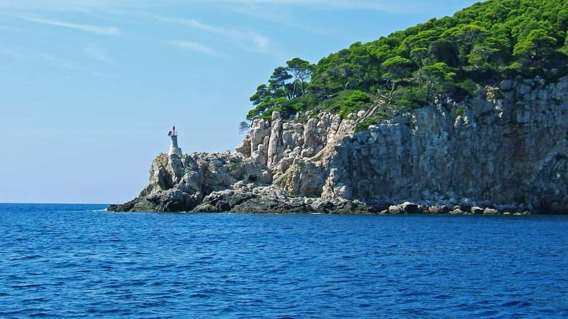Dubrovnik: 3 Islands Boat Trip with Drinks (FR, ES, IT, EN) - What life on the three-deck boat is like