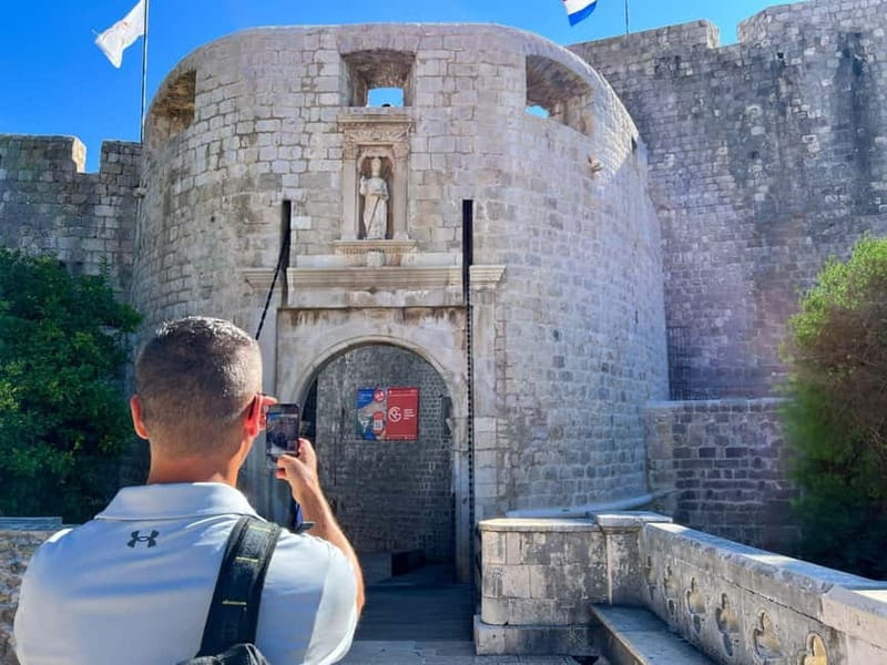 Dubrovnik: City Walls, Old Town Walking Tour & Adriatic View - Guides who add value to the route