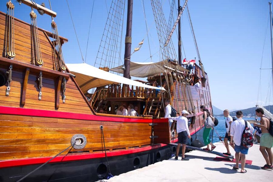 Dubrovnik: Elaphite Island Hopping Cruise on Karaka Ship - Lunch costs extra, so plan your budget