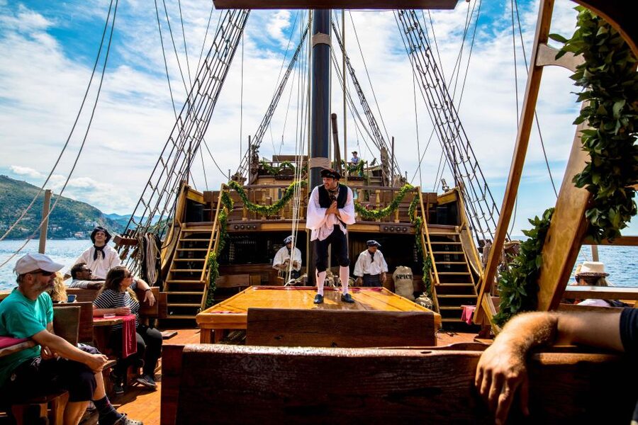 Dubrovnik: Galleon Sunset Cruise with a Live Guide & Drink - Sunset, music, and the final half hour