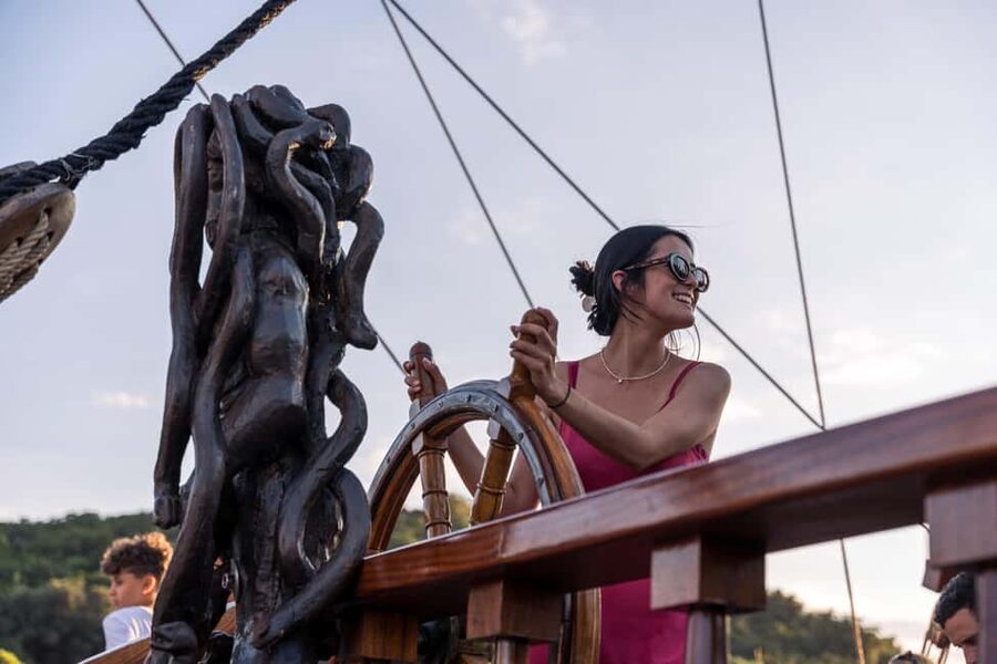 Dubrovnik: Galleon Sunset Cruise with a Live Guide & Drink - Practical details that can save your evening