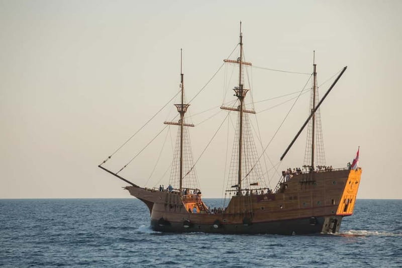 Dubrovnik: Karaka - Game of Thrones Cruise & Walking Tour - The Dragon Blood cocktail and the Westeros mood