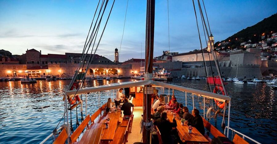 Dubrovnik: Old Town Cruise with Lunch - Welcome Snacks and the First Views of the Walls