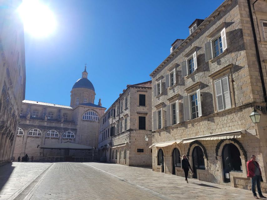 Dubrovnik: Old Town Highlights Tour with Audio Guide - Entering through Pile Gate, built in 1537