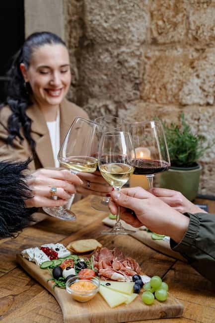 Dubrovnik Old Town: Night tour with History, Wine & Bites - Onofrio’s Fountain and Dubrovnik’s daily life