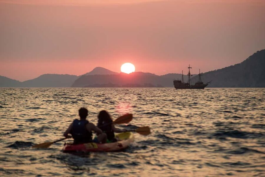 Dubrovnik: Sunset Kayaking and Snorkeling Tour - Paddling Past the Old Port and Dubrovnik’s Walls