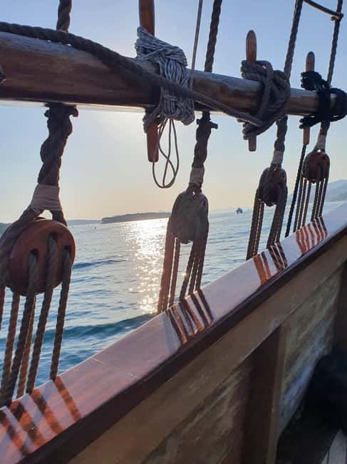 Dubrovnik walking tour and cruise on Karaka ship - From the old city port into Dubrovnik’s walls