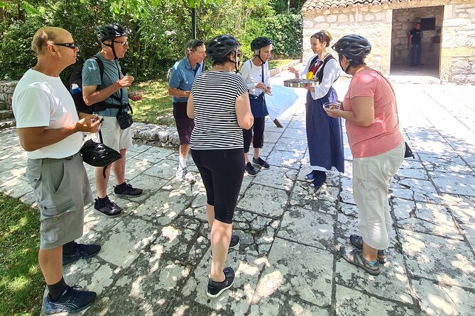 E-Bike Tour + Gourmet Lunch + Wine Tasting (Small Group) - Booking, timing, and cancellation advice