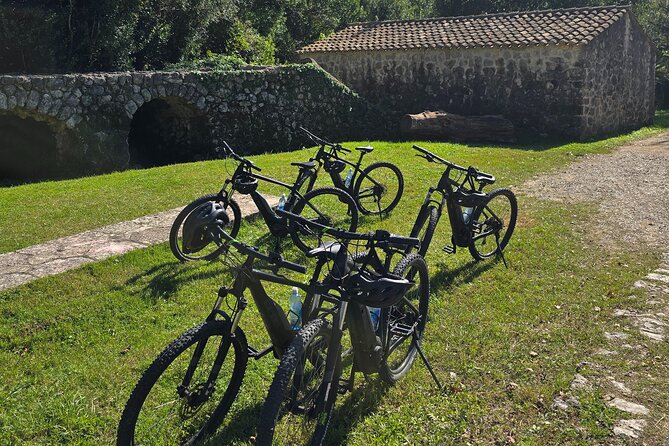 E-Bike Tour + Gourmet Snack + Wine Tasting (Small Group) - Getting comfortable on the electric bikes