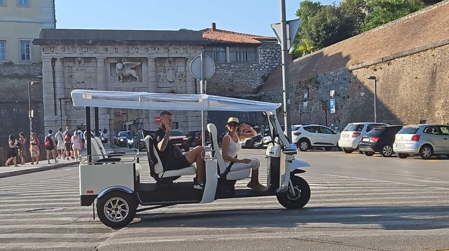 Eco tuk tuk Highlights of Zadar - Land Gate, city walls, and the Five Wells Square