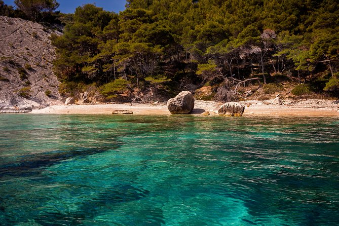 Exclusive Private Tour: Red Rocks & Pakleni Islands - Dubovica Beach and its quiet stone bay