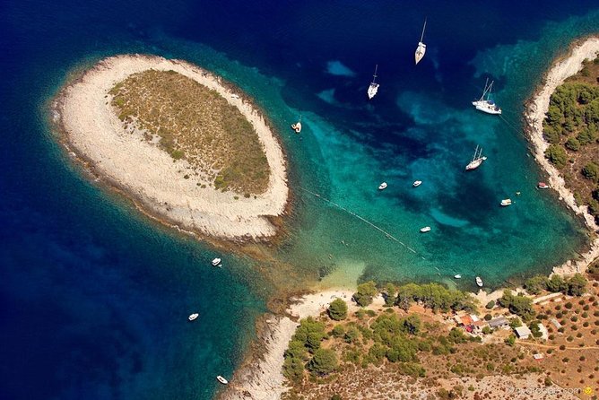 Exclusive Private Tour: Red Rocks & Pakleni Islands - What the skipper adds to the day