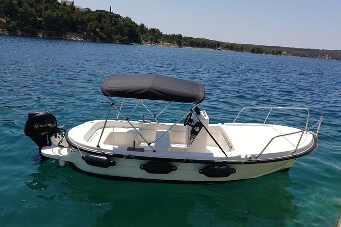 Explore the West coast of the island Brac by BETINA boat - Taking control of a Brac boat day