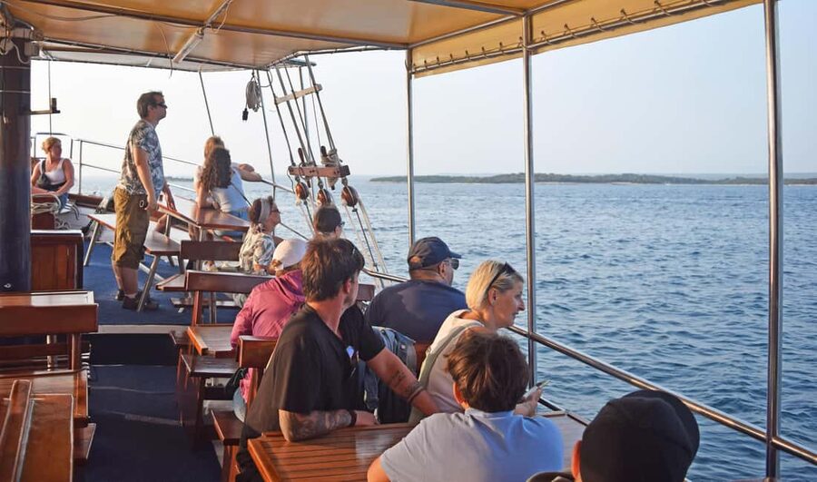 Fazana: Dolphin Finder in Brijuni islands Safari with Dinner - Leaving Fažana for the Brijuni sunset