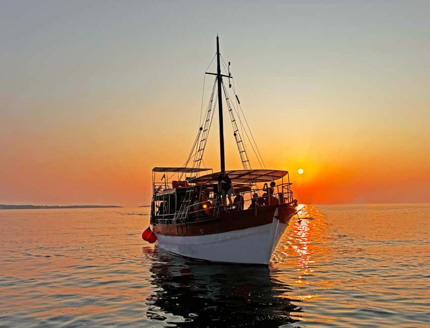 Fazana: Dolphin Finder in Brijuni islands Safari with Dinner - Cruising toward Brijuni National Park