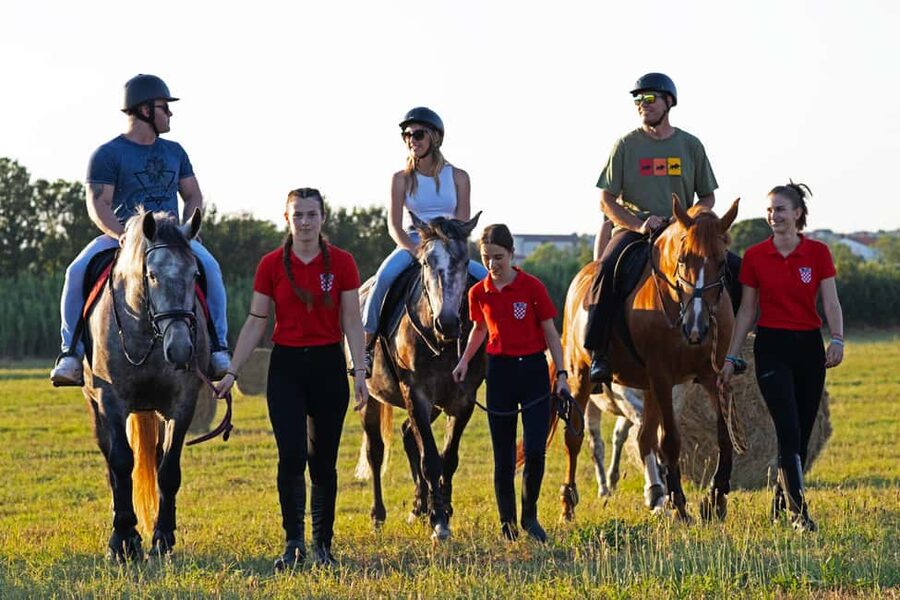 Fazana: Sunset 1-hour Horse Riding in Nature with Guide - Practical tips for a smoother ride
