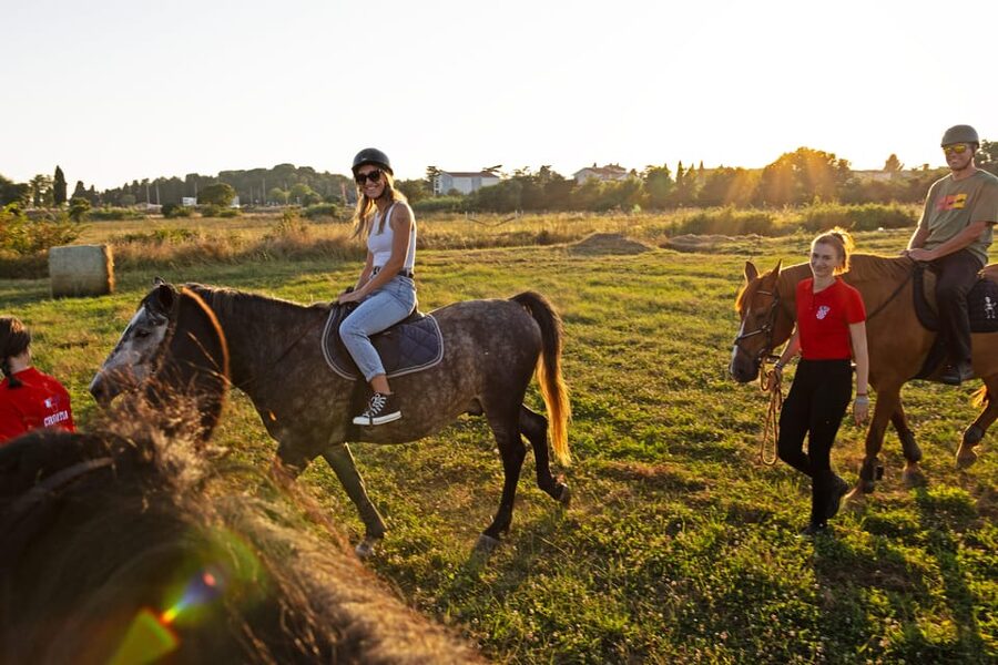 Fazana: Sunset 1-hour Horse Riding in Nature with Guide - Pausing in the wildflower meadow