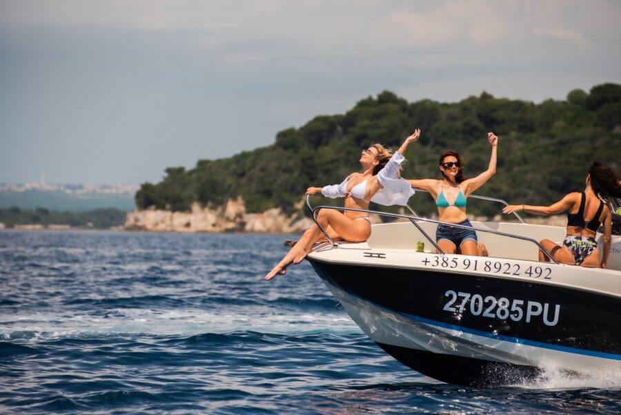 From Fažana: snorkeling at sea cave and Brijuni Island - Leaving Fažana for the Pula breakwater