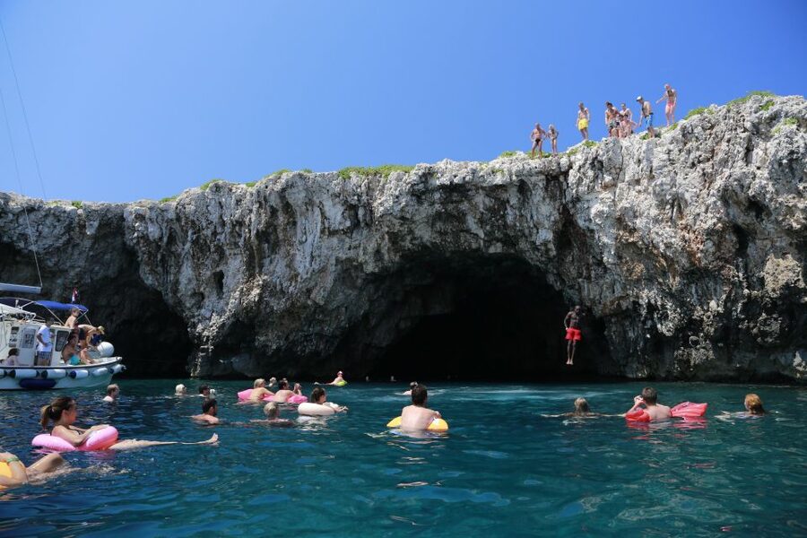 From Hvar: Pakleni Islands & Red Rocks Comfort Sailboat Tour - Who should book this Hvar sailing day?