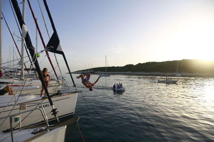 From Hvar: Pakleni Islands & Red Rocks Comfort Sailboat Tour - The captains shape the day
