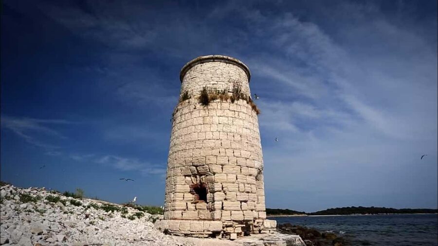From Pula: Rovinj & NP Brijuni cruise with Red Island visit - Lunch with views across the Brijuni islands