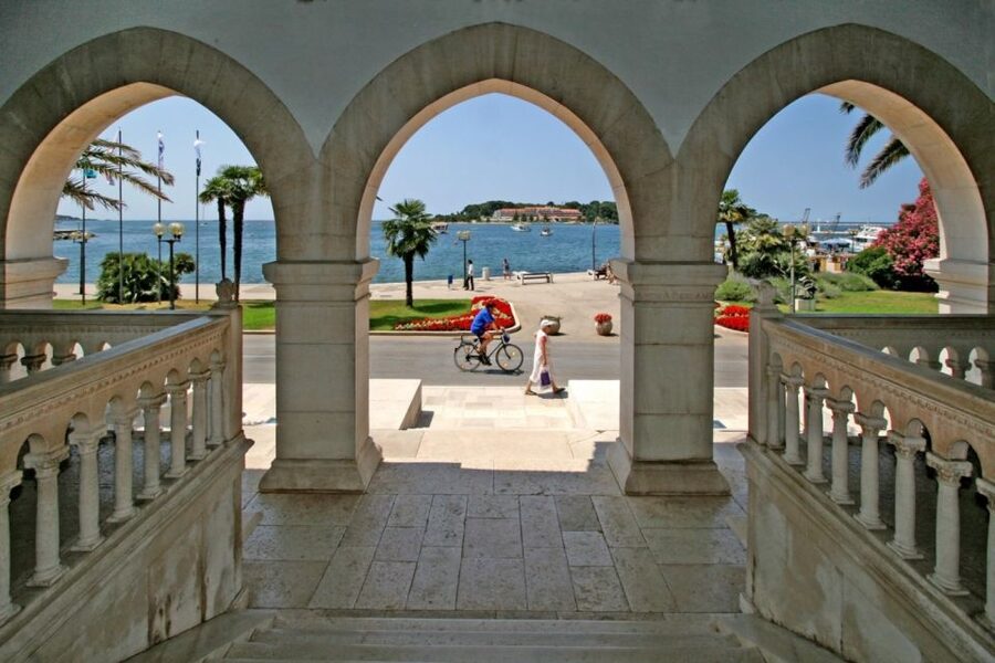 From Rovinj: Istria Day Tour to Poreč, Grožnjan & Motovun - Walking the Motovun city walls