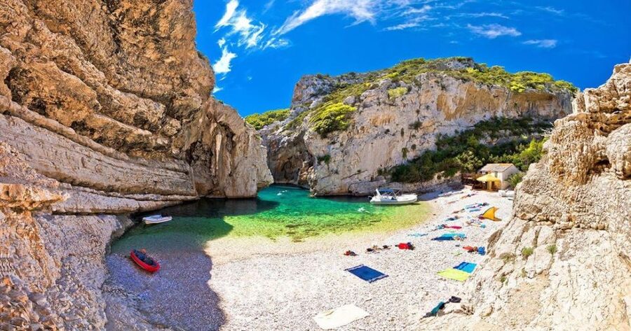From Split: Blue Cave and 5 islands-Day Tour - Stiniva Cove is a photo stop, not a beach afternoon