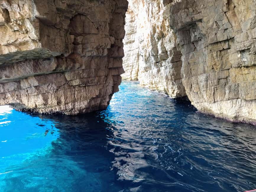 From Split: Blue Cave, Hvar, Mamma Mia, 5 Islands boat Tour - Komiža, the Mamma Mia stop on Vis
