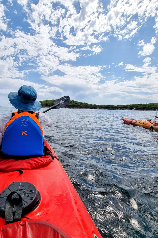 Hvar: Half day kayak tour to Pakleni islands - Mlini Beach and the Clear Water Stop