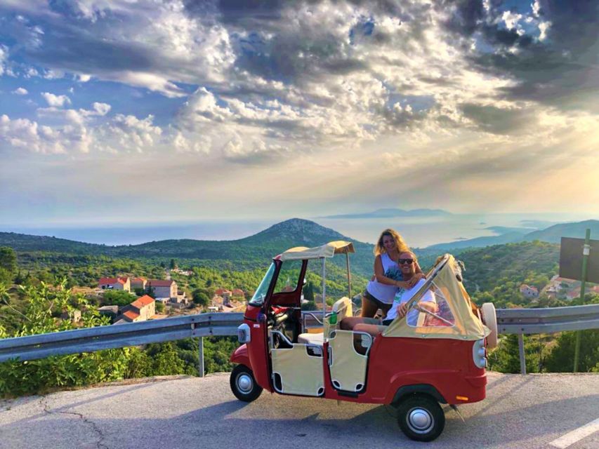 Hvar: Tuk Tuk island tour - Setting out from Hvar Town in an open tuk tuk