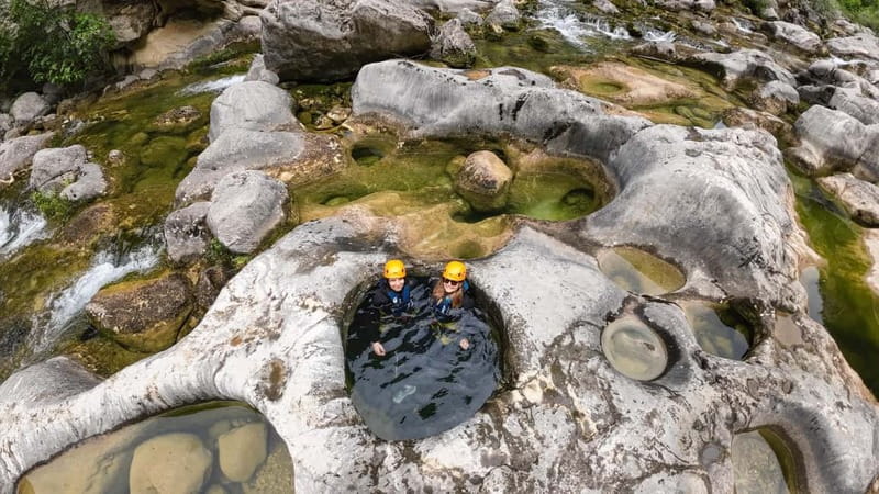 Iz Omisa/Zadvarija: Extremni Canyoning na rijeci Cetini - Getting suited up in Zadvarje