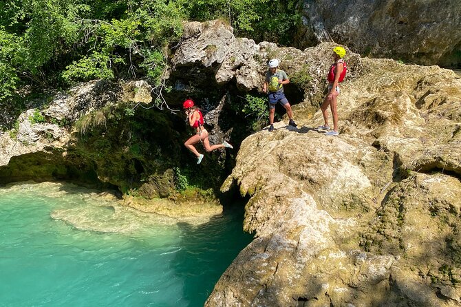 Kayaking at the Mreznica Canyon - A small group helps beginners and families