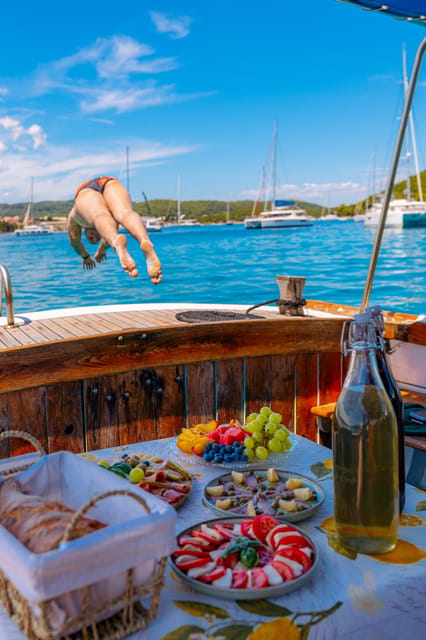 Korčula: Sail Away - tour with traditional craftmanship boat - Gubavac Beach: the food break