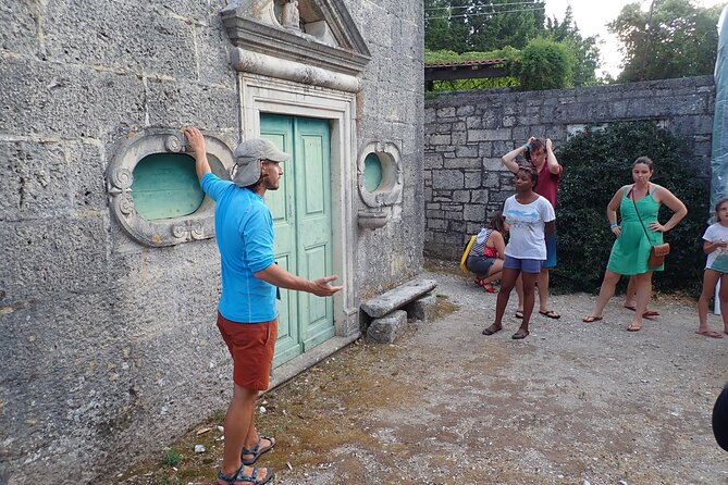 Lumbarda-Sunset Kayaking Experience with picnic: Wine and Sweets - Badija, a monastery, and wild deer