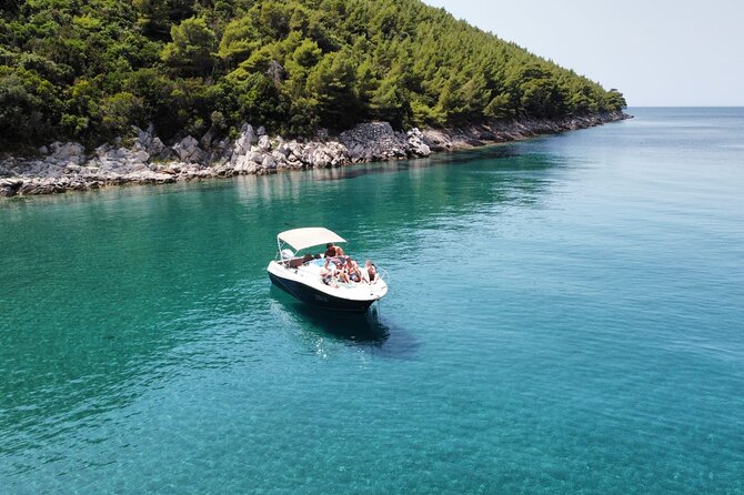 Luxury Private Speedboat Tour Islands & Blue Cave - What the skipper adds to the experience