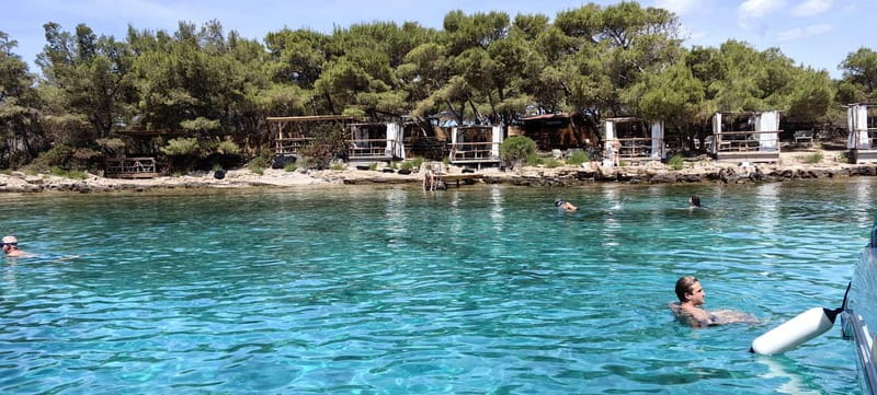 Makarska: 3-island Speedboat Cave & Blue Lagoon Tour - One hour in Jelsa gives the day a change of pace
