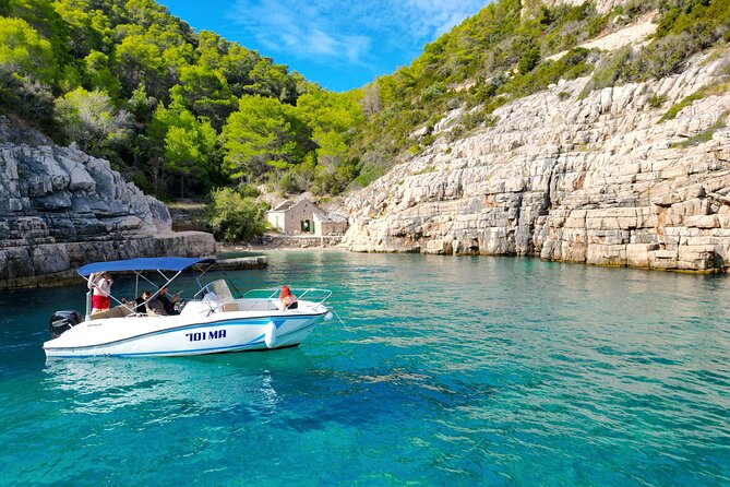 Makarska: 3-Island Speedboat Tour with Cave and Blue Lagoon - What the boat setup means for you