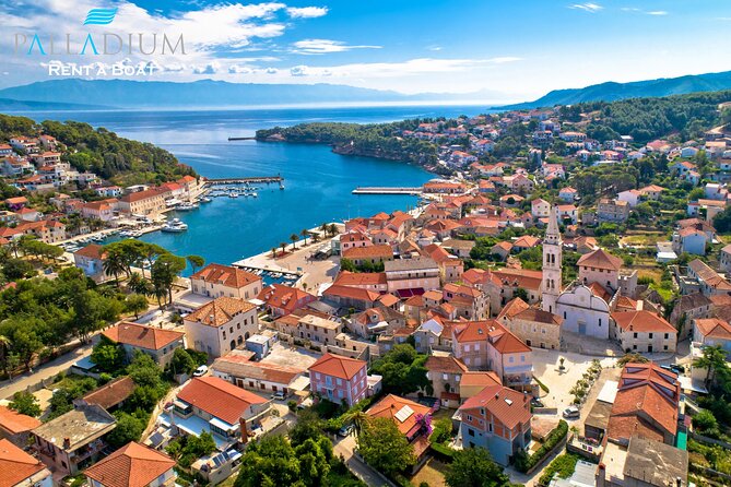 Makarska: 3 Island Speedboat Tour with Little Blue Cave & Lagoon - Jelsa: one hour for coffee, ice cream, and a walk