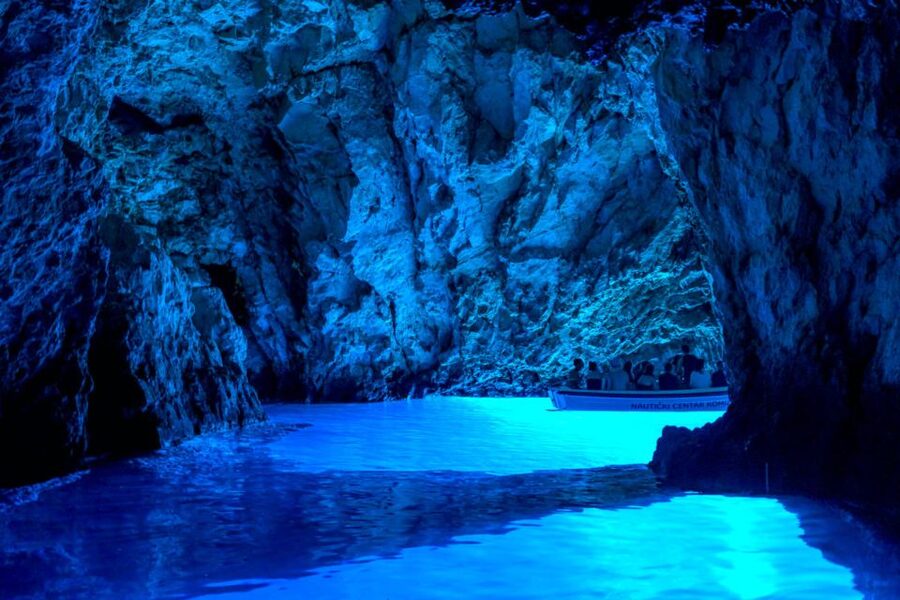 Makarska: 5-Islands Tour, Blue Cave, Vis, Hvar & Brač - A short coffee break in Komiža