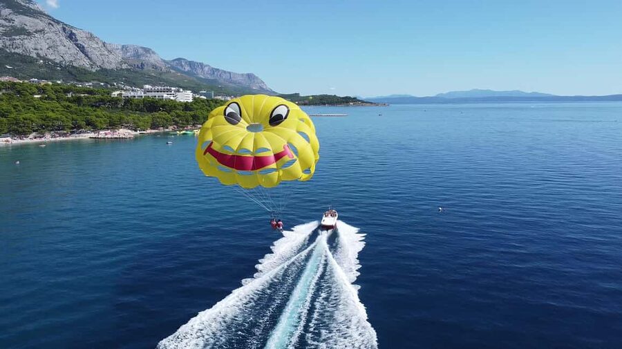 Makarska: Parasailing Experience - MPL Nautika - Safety preparation with the MPL Nautika crew