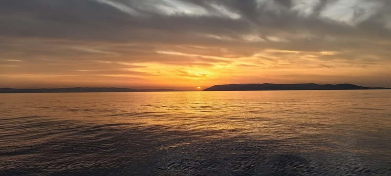 Makarska: Speedboat Sunset Tour to hidden bay on island Brač - The return ride and sunset over Makarska