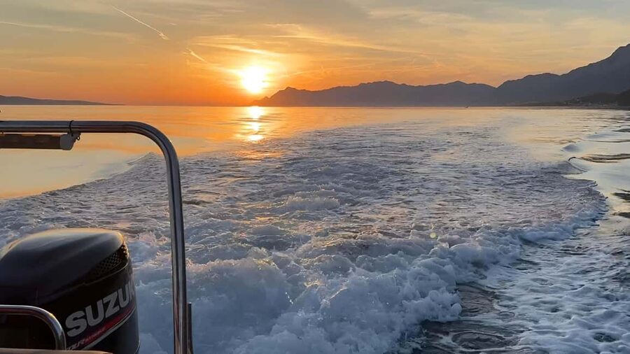 Makarska: Speedboat Sunset Tour to hidden bay on island Brač - Leaving Makarska port and crossing to Brač