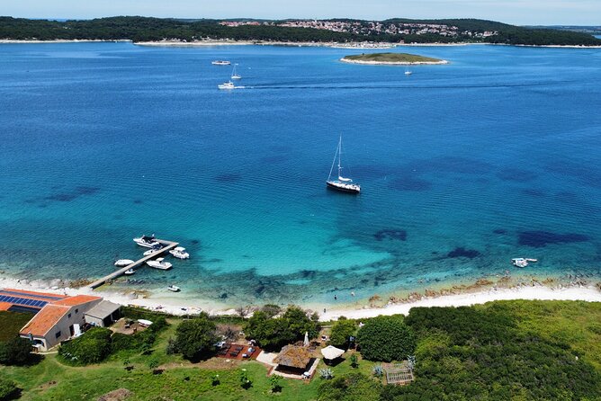 Medulin -Kamenjak 5h boat trip with lunch & drinks on Sandra Boat - Lunch while cruising along Kamenjak
