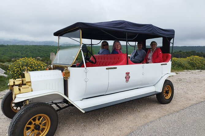 OLD CAR DUBROVNIK private sightseeing tour - A short stop at the war monument